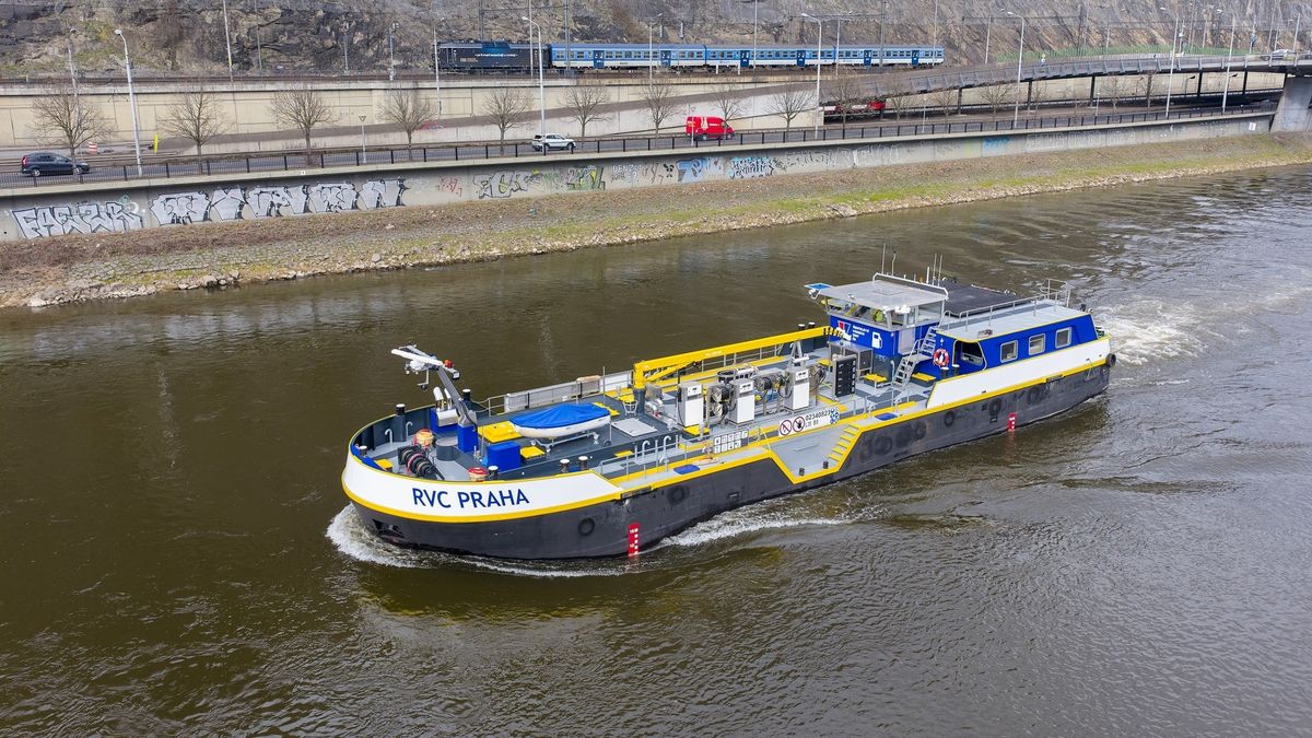 Na Vltavě v Praze pluje nový tanker, využívat ho budou malá plavidla